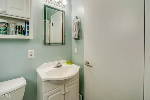 Bath - 1405 Monte Dr NW, Mandan, ND 58554 photo 3 of 7