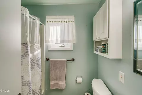 Bath - 1405 Monte Dr NW, Mandan, ND 58554 photo 2 of 7