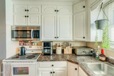 Kitchen - 1405 Monte Dr NW, Mandan, ND 58554 photo 3 of 4