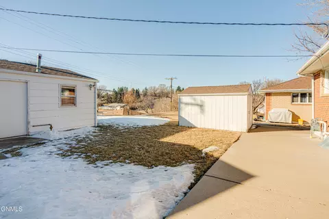 Exterior - 1405 Monte Dr NW, Mandan, ND 58554 photo 2 of 10