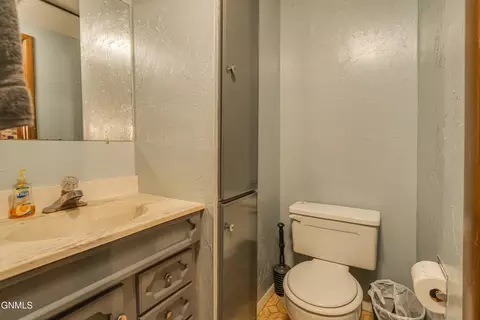 Bath - 1405 Monte Dr NW, Mandan, ND 58554 photo 6 of 7