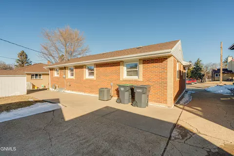 Exterior - 1405 Monte Dr NW, Mandan, ND 58554 photo 5 of 10