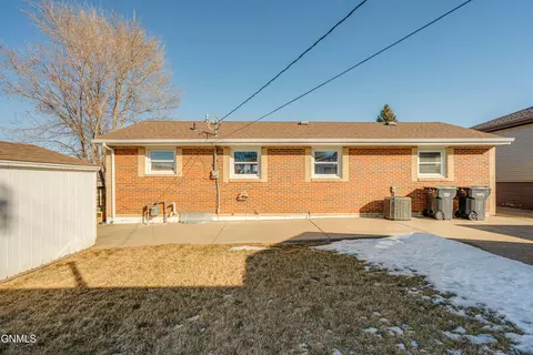 Exterior - 1405 Monte Dr NW, Mandan, ND 58554 photo 4 of 10