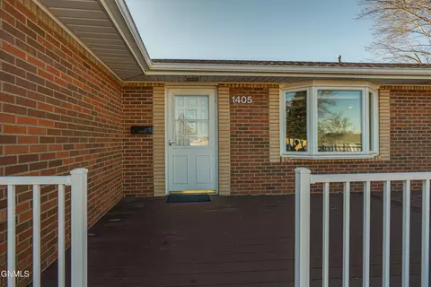 Exterior - 1405 Monte Dr NW, Mandan, ND 58554 photo 9 of 10
