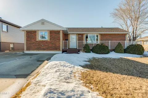 1405 Monte Dr NW, Mandan, ND 58554