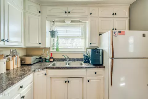 Kitchen - 1405 Monte Dr NW, Mandan, ND 58554 photo 2 of 4