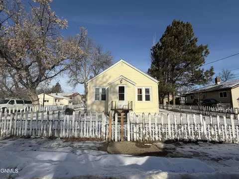 828 6th Ave NW, Minot, ND 58703