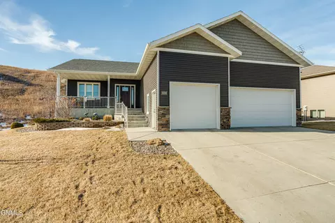 3208 Valley Dr, Bismarck, ND 58503