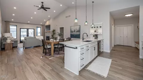 1109 Chippewa Loop NE, Mandan, ND 58554 photo 4