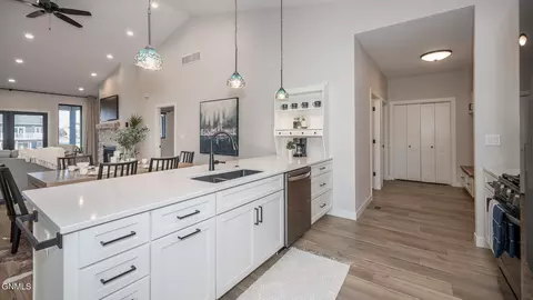 1109 Chippewa Loop NE, Mandan, ND 58554 photo 5
