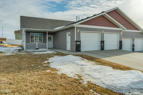 4203 Boulder Ridge Rd, Bismarck, ND 58503