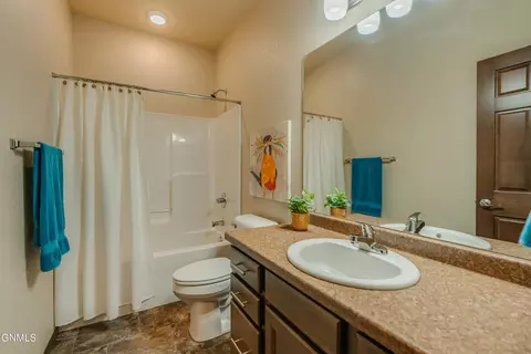 Bath - 4203 Boulder Ridge Rd, Bismarck, ND 58503 photo 4 of 5