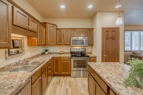 Kitchen - 4203 Boulder Ridge Rd, Bismarck, ND 58503 photo 6 of 7