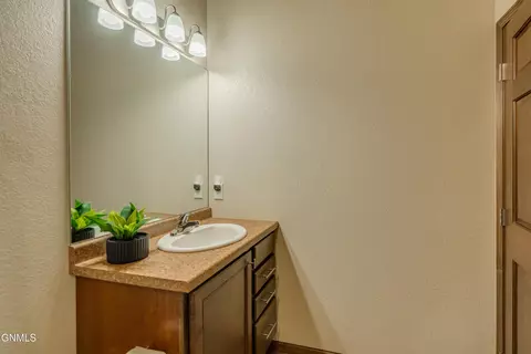 Bath - 4203 Boulder Ridge Rd, Bismarck, ND 58503 photo 3 of 5