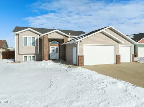 1205 33rd Ave SE, Minot, ND 58701