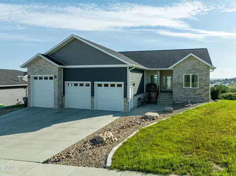 Exterior - 234 Cobblestone Loop SW, Mandan, ND 58554 photo 17 of 26