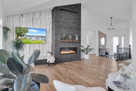 Living - 234 Cobblestone Loop SW, Mandan, ND 58554 photo 1 of 10