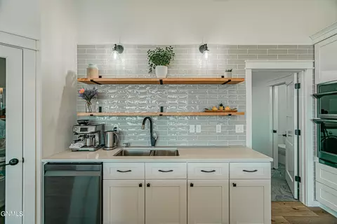 Kitchen - 234 Cobblestone Loop SW, Mandan, ND 58554 photo 14 of 19