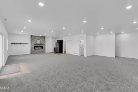 Living - 234 Cobblestone Loop SW, Mandan, ND 58554 photo 7 of 10