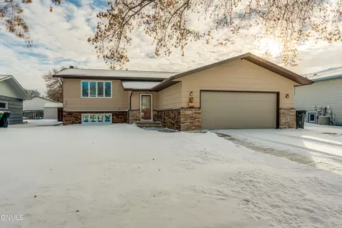 421 Birchwood Dr, Bismarck, ND 58504