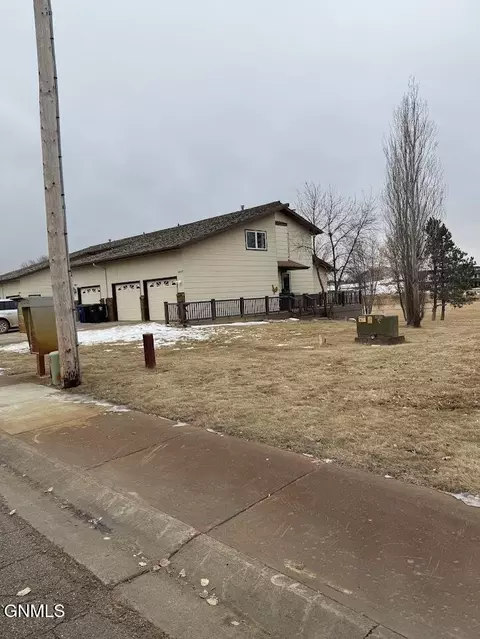 1977 Prairie Oak Dr, Dickinson, ND 58601