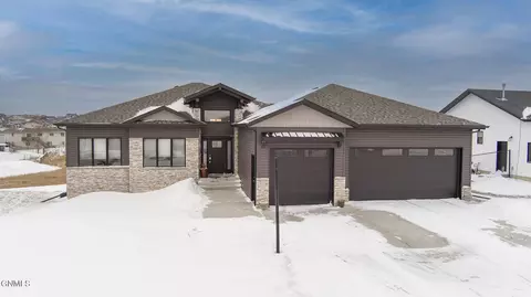 809 Calvert Dr, Bismarck, ND 58503