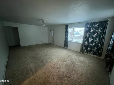 510 Collins Ave, Mandan, ND 58554 photo 4