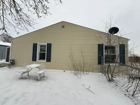 510 Collins Ave, Mandan, ND 58554 photo 3