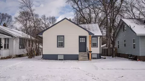 915 6th St N, Bismarck, ND 58501