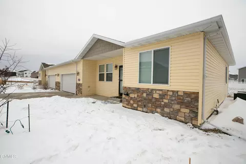 825 Canada Ave, Bismarck, ND 58503