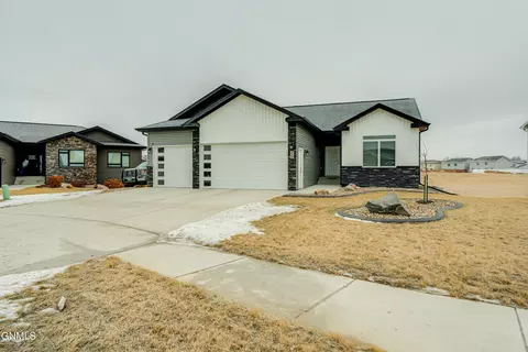 1300 Plains Bend Bnd SE, Mandan, ND 58554