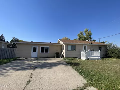 621 5th Ave NE, Hazen, ND 58545