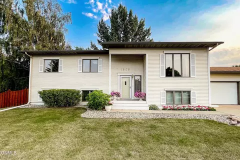 1829 15th St SW, Minot, ND 58701