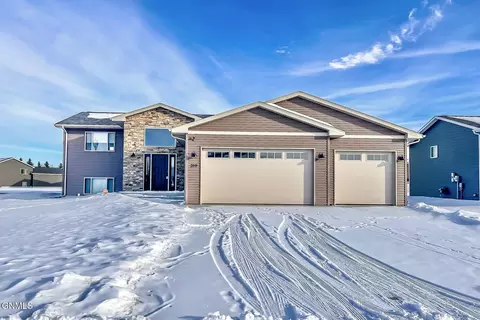 319 7th Ave SW, Surrey, ND 58785