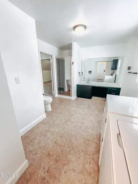 Bath - 614 3rd Ave W, Williston, ND 58801 photo 6 of 12