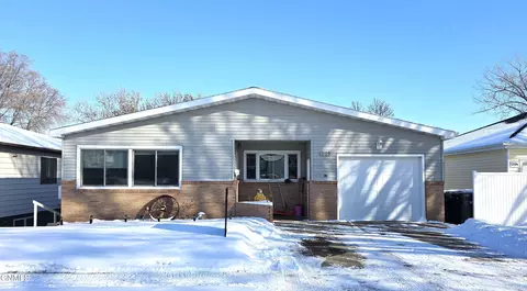 1221 15th St, Bismarck, ND 58501