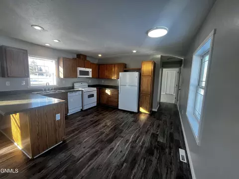 313 Richards Ave W, Alexander, ND 58831 photo 2