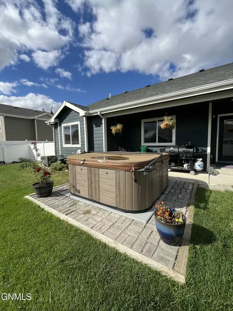 2715 Chokecherry St, Williston, ND 58801 photo 2