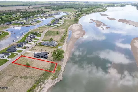 6224 Misty Waters Dr, Bismarck, ND 58503