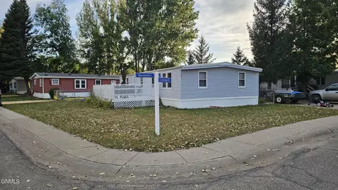504 Sherwood Ln, Bismarck, ND 58504