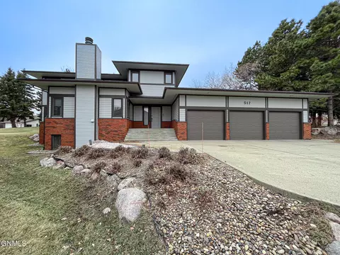 517 Portage Dr, Bismarck, ND 58503