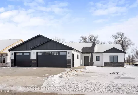 515 Mehrer Dr, Bismarck, ND 58504