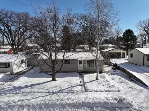 1821 5th St, Bismarck, ND 58501