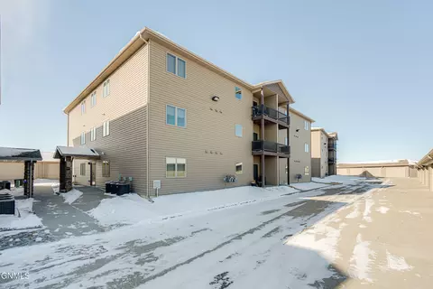 1403 Sharloh Loop, Bismarck, ND 58501
