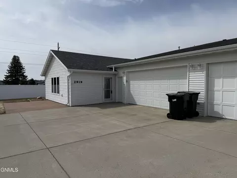 2919 Colorado Dr E, Bismarck, ND 58503