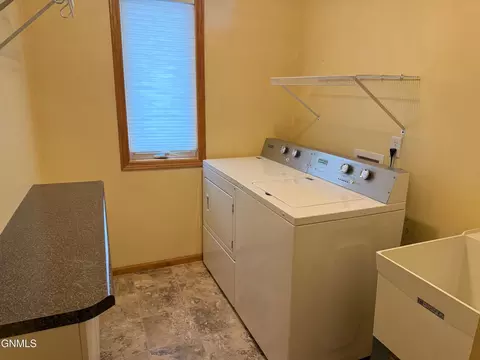 2919 Colorado Dr E, Bismarck, ND 58503 photo 22