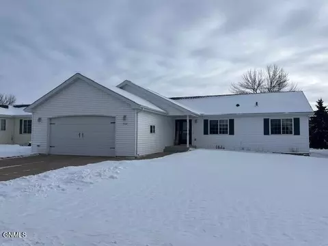 705 17th St NW, Jamestown, ND 58401