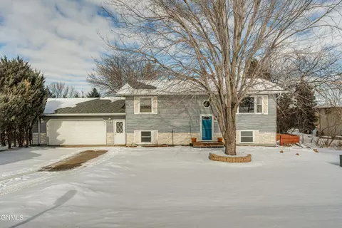 614 27th St N, Mandan, ND 58554