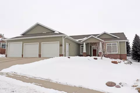 4913 Golden Wave Dr, Bismarck, ND 58503