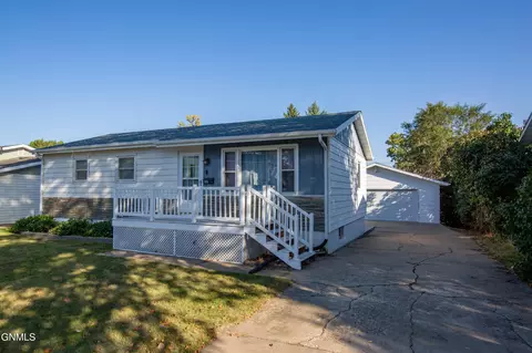 604 13th St NW, Mandan, ND 58554